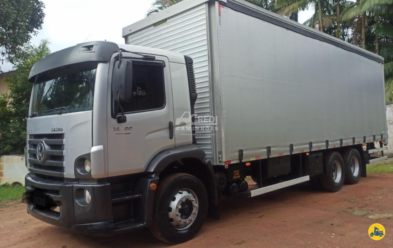 CAMINHAO VOLKSWAGEN VW 24280 Baú Sider Truck 6x2 Credi Caminhões e Financiamentos JOINVILLE SANTA CATARINA SC